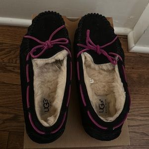 Ugh Dakota slipper size 4 Big Kid….excellent used condition.  Like new.